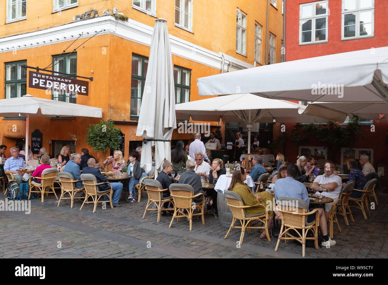 Restaurant de Copenhague ; les gens de manger en plein air, le restaurant, Grabrodretorv Peder Oxe, le Quartier Latin, à Copenhague au Danemark, en Scandinavie Banque D'Images