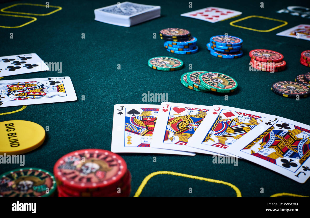 Table de poker verte avec cartes de poker et jetons de poker Banque D'Images