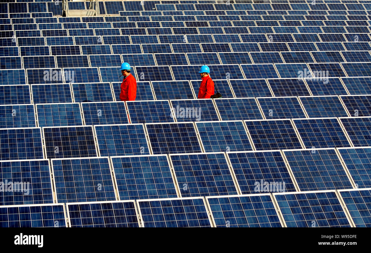 --File--travailleurs chinois vérifier les tableaux de panneaux solaires sur le toit d'un immeuble d'entreprises à Changxing county, province de Zhejiang, Chine de l'est 7 F Banque D'Images