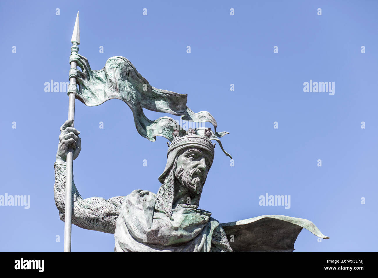 Leon, Espagne - Juin 25th, 2019 : Alfonso IX, 12e siècle, le roi de León et de Galice. Monument à Santo Martino square, León, Espagne. Sculpté par Estanisla Banque D'Images
