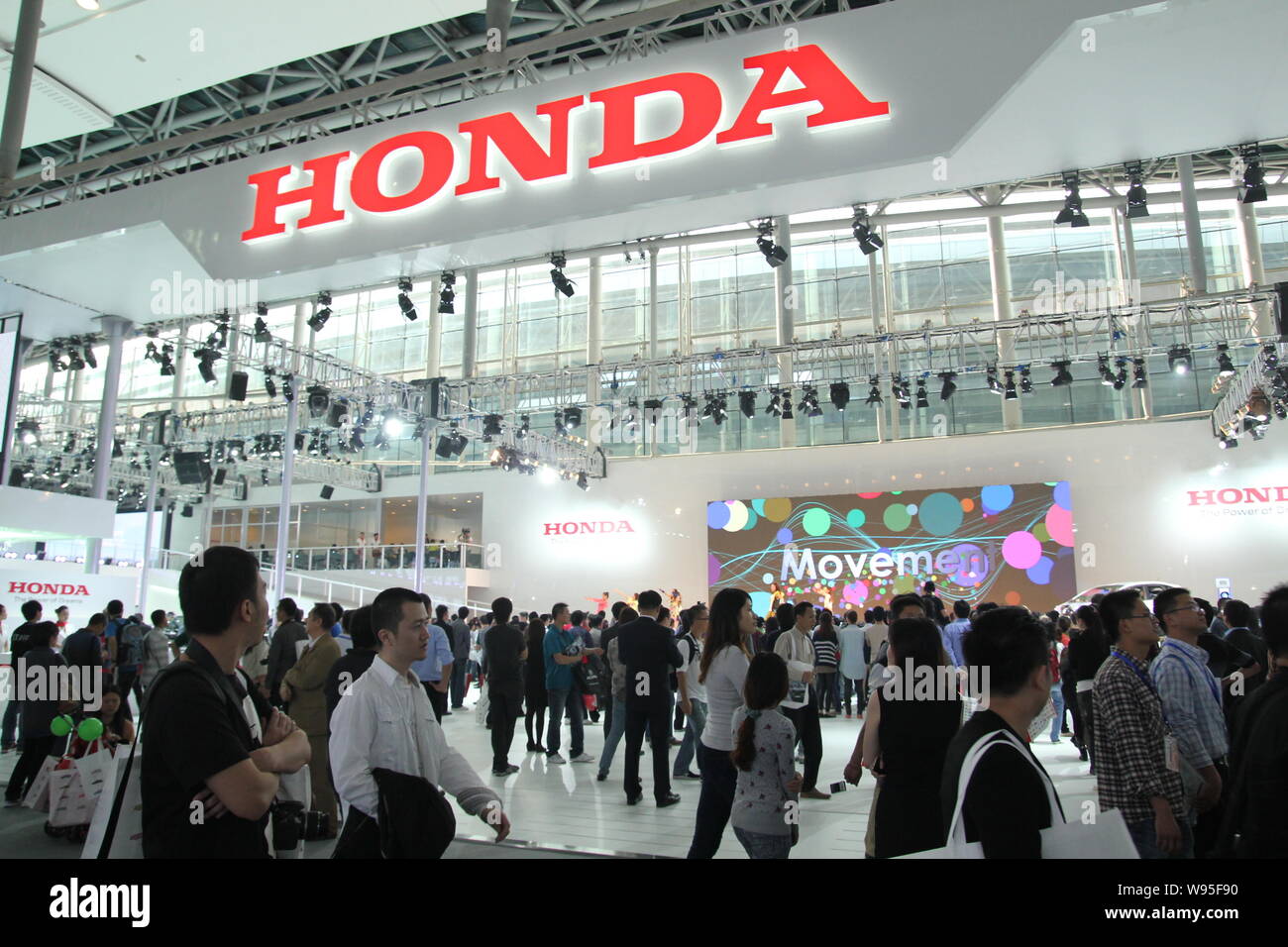 --File--visiteurs portent sur le stand de Honda au cours d'une auto show à Guangzhou, province de Guangdong, en Chine du Sud, du 22 novembre 2011. Honda Motor Co. Banque D'Images