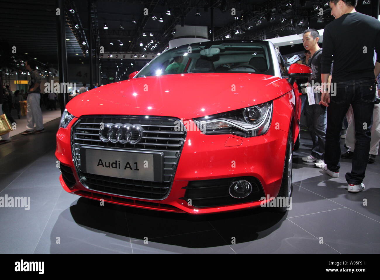 --File--visiteurs regarder une Audi A1 au cours d'une auto show à Guangzhou, province de Guangdong, Chine du sud, le 23 novembre 2011. Raccord spécifique fabriquant automobile allemand Banque D'Images