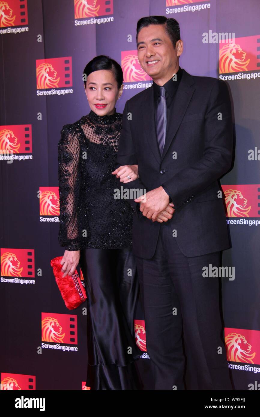 Hong Kong l'acteur Chow Yun-fat (à droite), sa femme Jasmine Tan (à gauche) posent à la première du film, le dernier Tycoon, à Singapour, le 4 décembre 2012. Banque D'Images