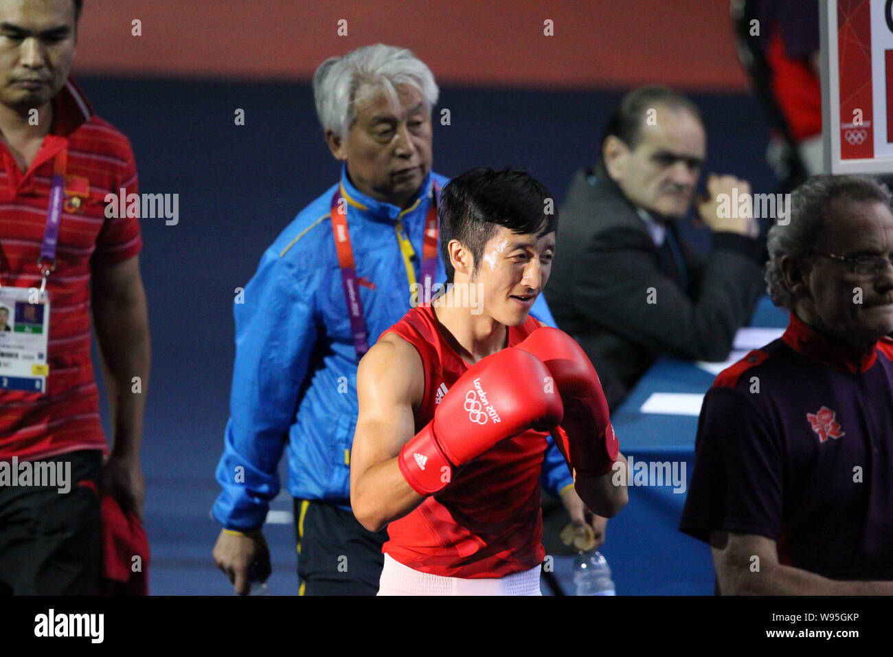 Chines Zou Shiming, avant, arrive pour la finale du poids-mouche (49kg) boxing contre Kaeo Pongprayoon de la Thaïlande au cours de la London 2012 Olym Banque D'Images