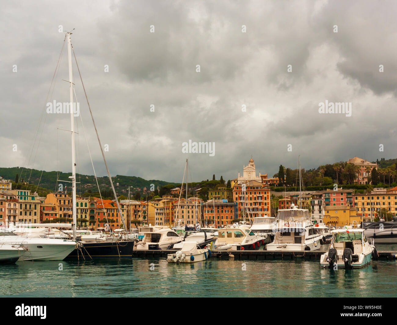 Vue sur le port et la ville de Santa Margherita Ligure en Ligurie, Italie Banque D'Images