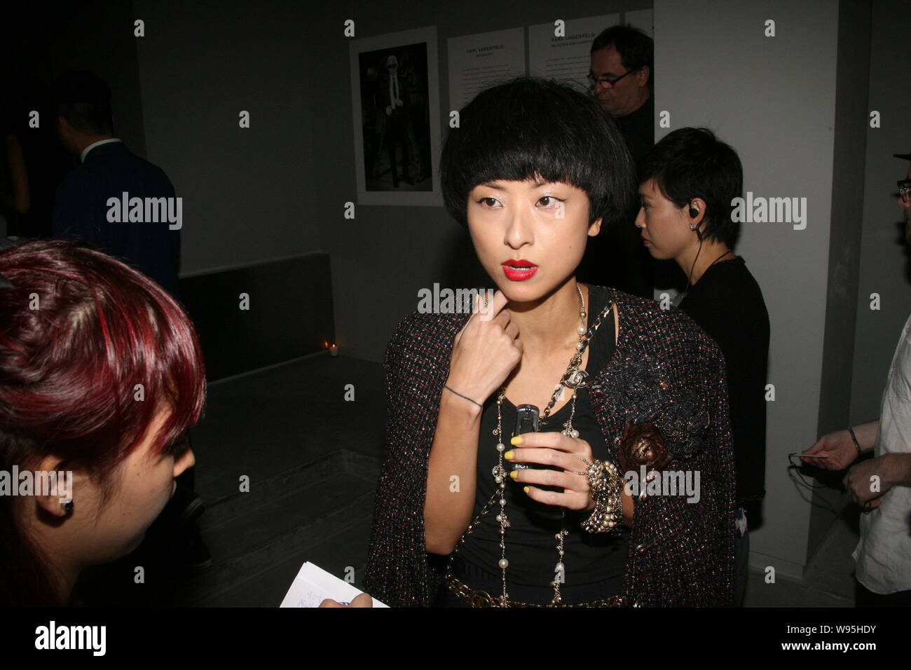 Hong Kong L'actrice et icône de mode Hilary Tsui est interviewé au cours de la cérémonie d'ouverture des canaux La petite veste noire exposition photo à Hong Banque D'Images