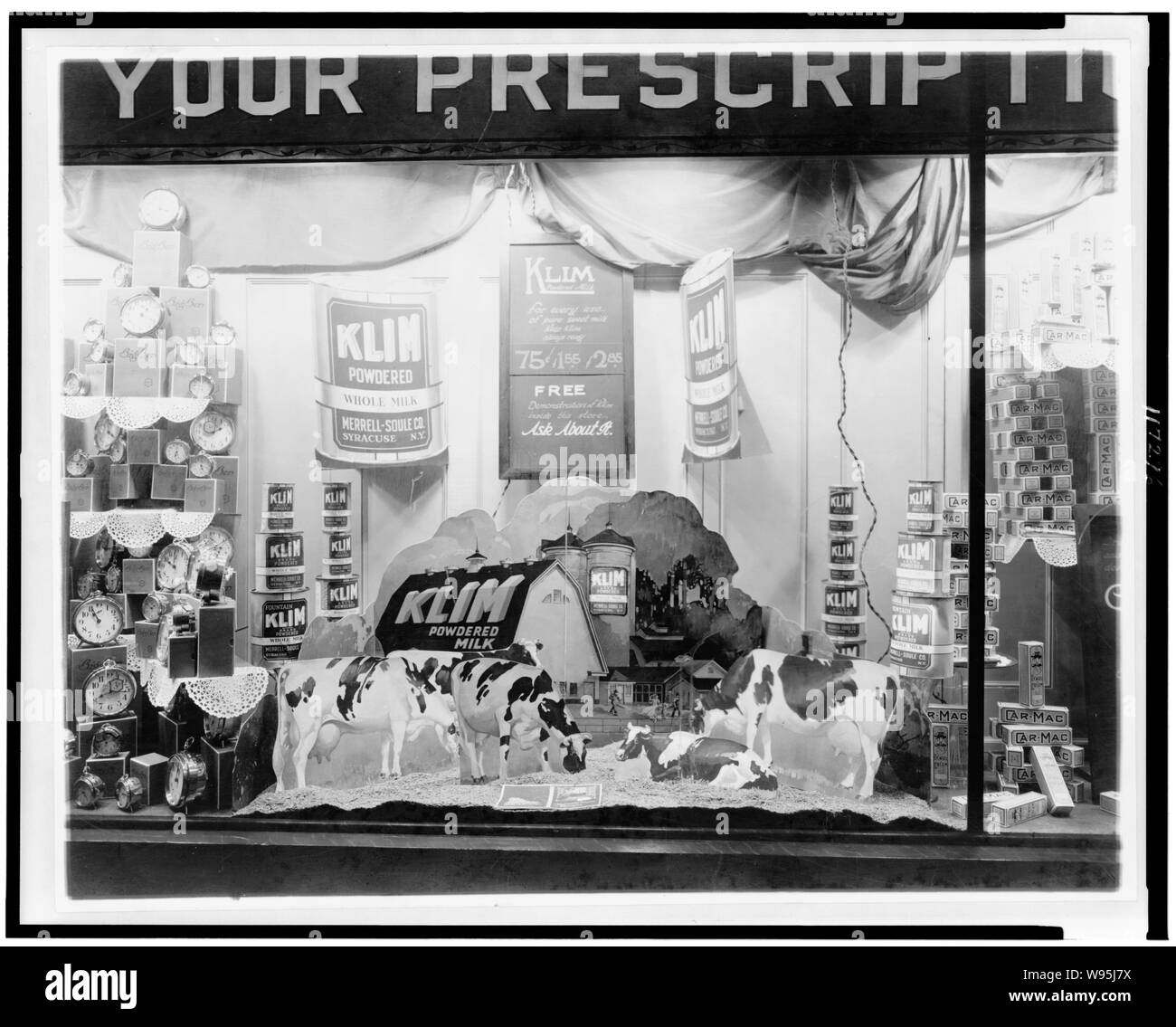 Réveils, lait en poudre, et le dentifrice dans un drug store fenêtre d'affichage, Washington, D.C. Banque D'Images