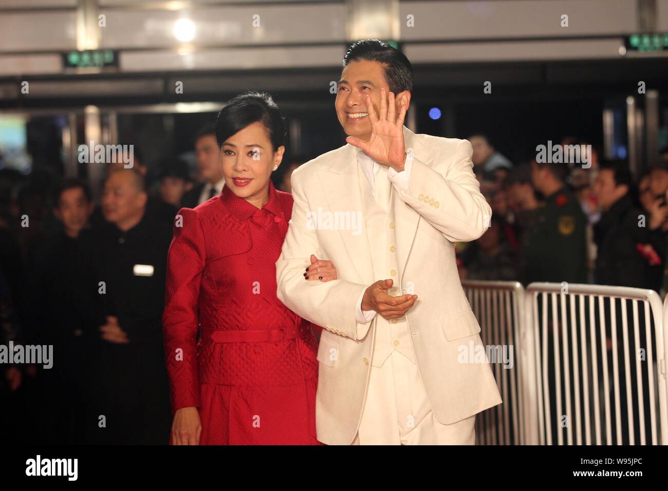 Hong Kong l'acteur Chow Yun-fat, droite, et son épouse Jasmine Tan arrivent pour la première du film, le dernier Tycoon, à Shanghai, Chine, 18 Décembre 2 Banque D'Images