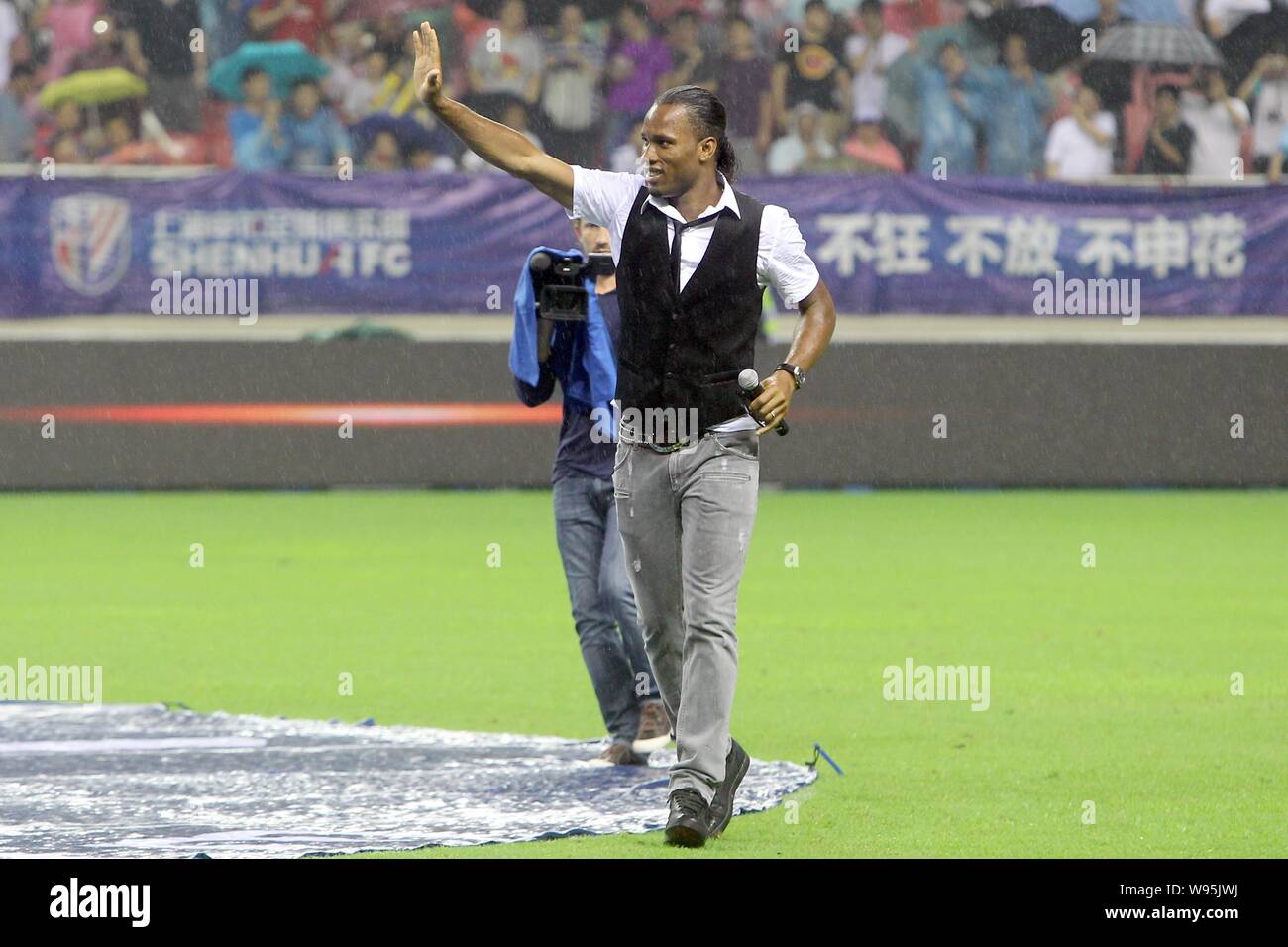 L'ancien attaquant de Chelsea Didier Drogba, le nouveau membre de la Shanghai Shenhua, salue des fans pendant le 17ème tour de l'Association de football chinoise 2012 Banque D'Images