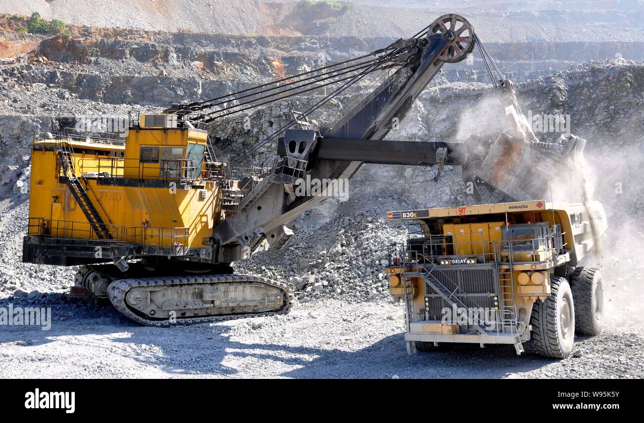 --FILE--A mining machine lance un camion avec des minerais de cuivre à la mine de cuivre à ciel ouvert de Dexing Jiangxi Copper Corporation, à l'est de la ville de Dexing Chines J Banque D'Images