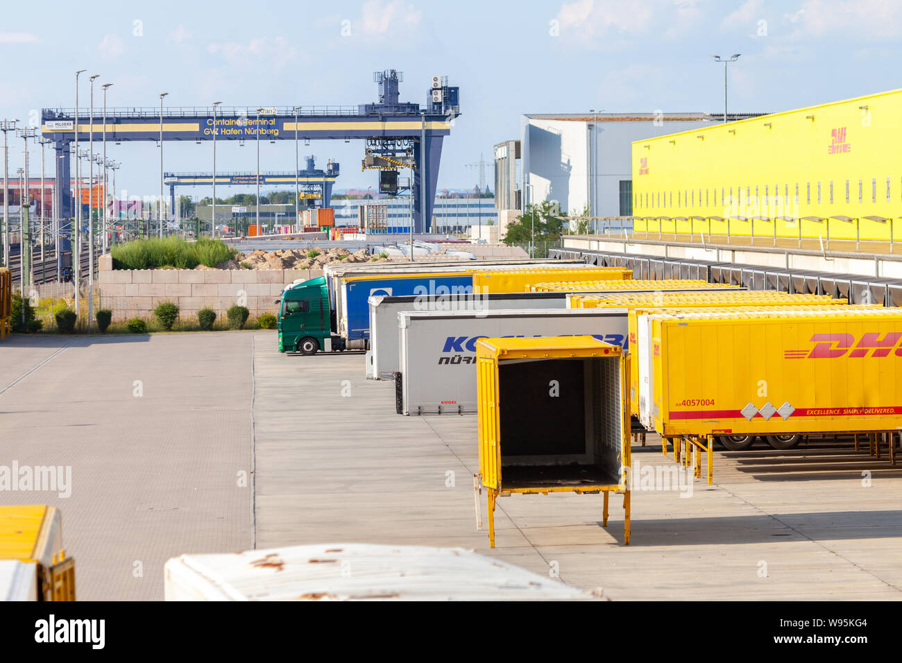 NUREMBERG / ALLEMAGNE - 4 août 2019 : Centre de fret logisitc, courrier international, de colis et de courrier express DHL entreprise à Nuremberg. Banque D'Images