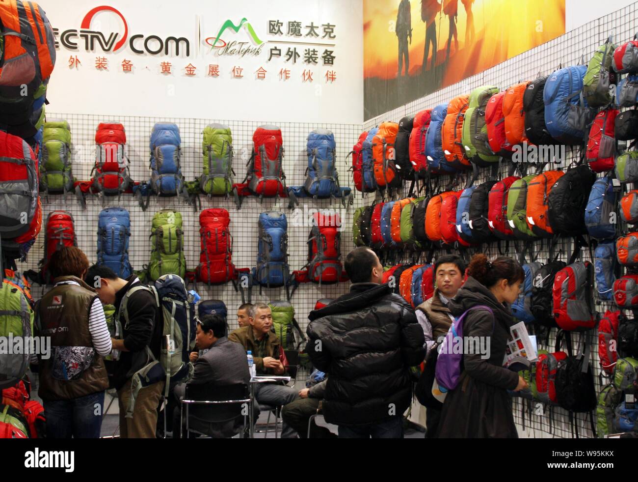 Les visiteurs ont vu sur le stand de OMATHNK pendant l'ISPO Beijing 2012, qui est également connu sous le nom de la 8e exposition asiatique de sport et de mode, Banque D'Images