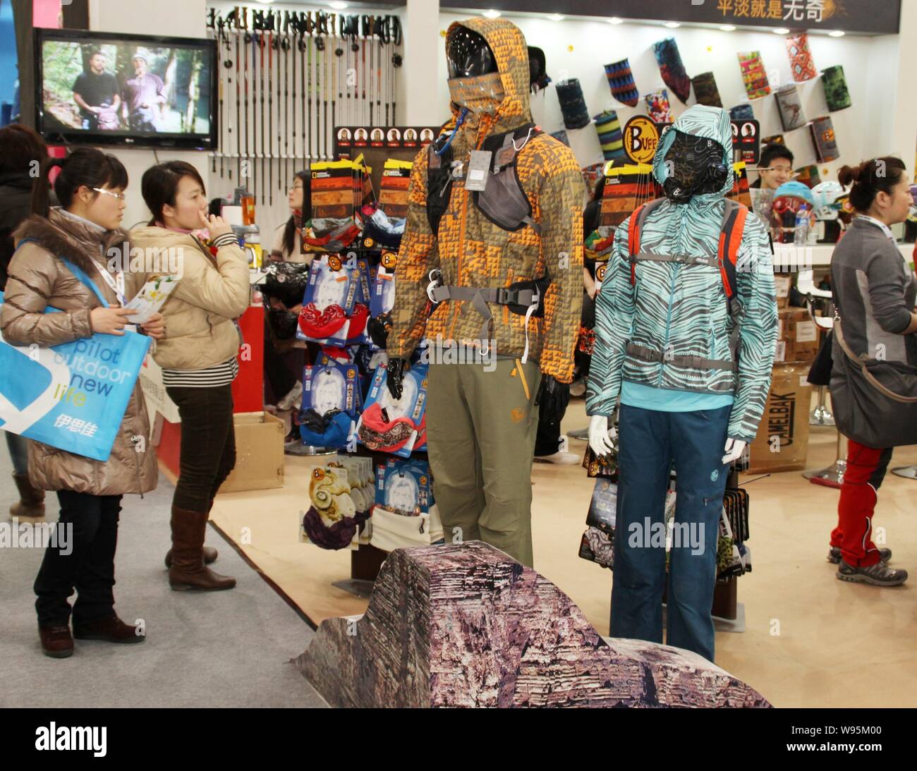 Les visiteurs sont vus au cours de l'ISPO Beijing 2012, qui est également connu sous le nom de la 8e exposition asiatique de sport et de mode, à Beijing, Chine, 22 Fe Banque D'Images