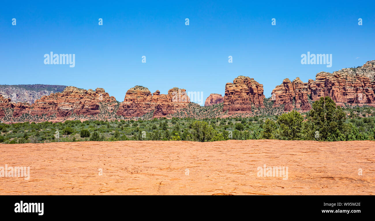 Arizona Sedona Sud-Ouest des États-Unis d'Amérique. Vue panoramique de couleur orange rouge, formations de roche de grès du désert paysage, ciel bleu clair, ensoleillé printemps d Banque D'Images