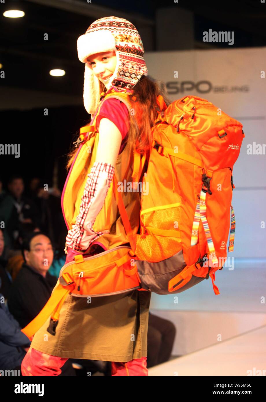 Un modèle pose lors de l'ISPO Beijing 2012, qui est également connu sous le nom de la 8e exposition asiatique de sport et de mode, à Beijing, Chine, 22 Februa Banque D'Images