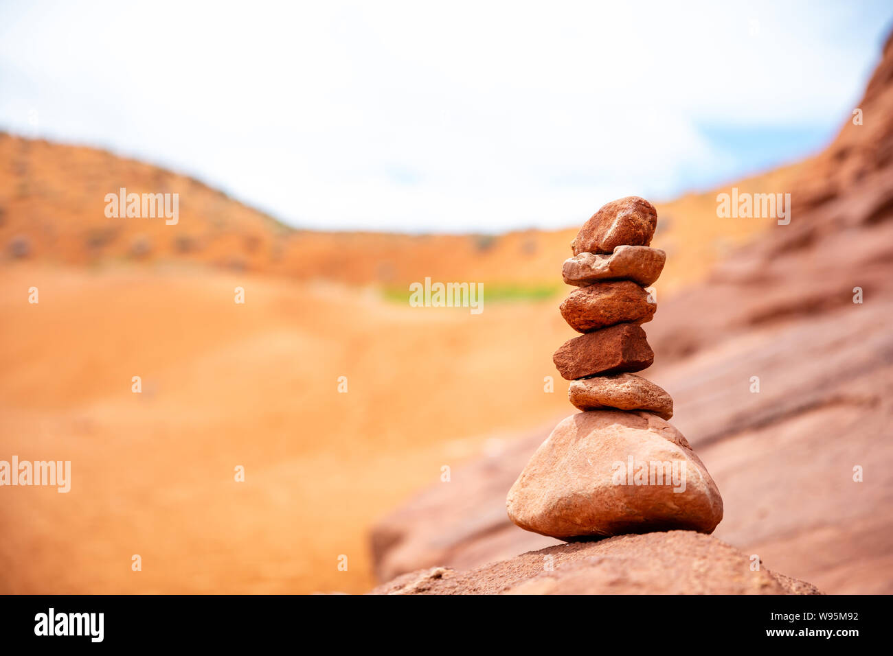 L'harmonie, l'équilibre dans la nature. Pile de pierres Zen, désert rouge flou l'arrière-plan. Antelope Canyon en Arizona, États-Unis. Banque D'Images