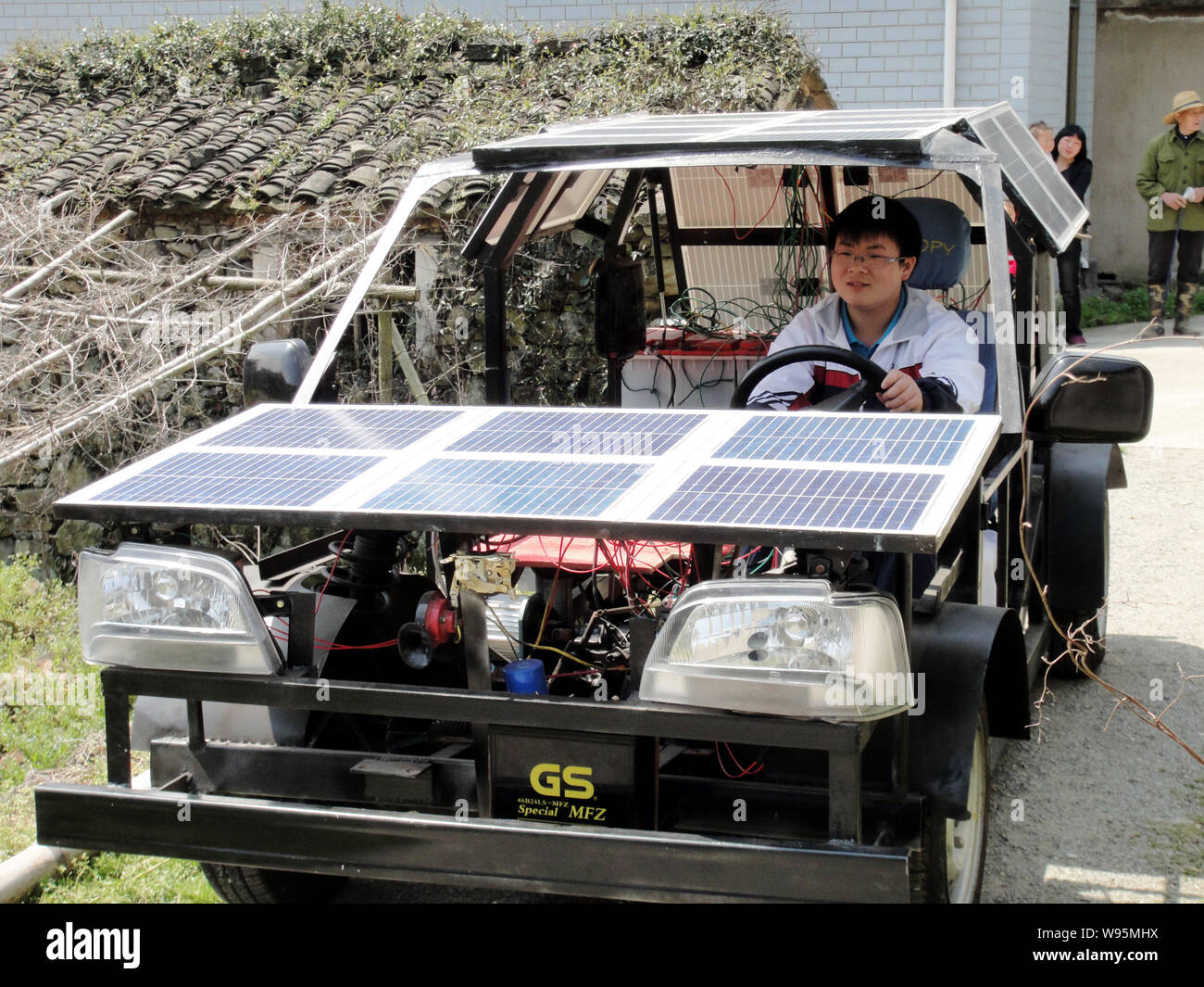 19 ans, étudiant chinois Zhu Zhenlin essais sa voiture solaire fait maison dans Hengcheng Sizhoutou vilalge, ville, comté, Xiangshan Ningbo City, c'est Banque D'Images