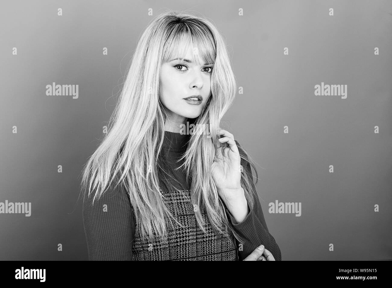 Portrait d'une jolie femme, tourné en studio sur un arrière-plan gris Banque D'Images