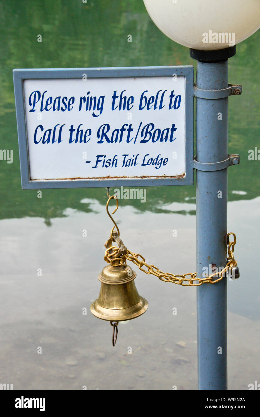 Appelez Bell pour bateau/train traverser d'une rive à queue de poisson Lodge sur péninsule en Fewa Lac Phewa (), Pokhara, Népal Banque D'Images