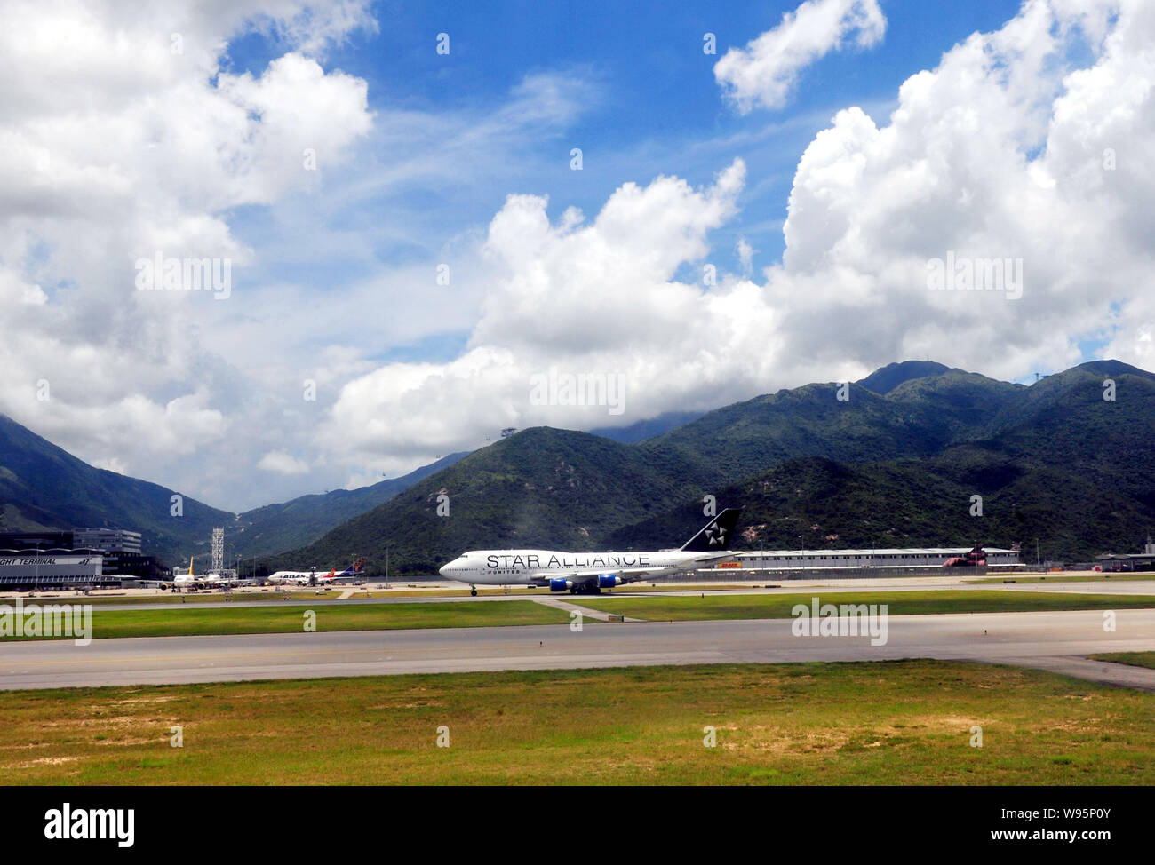 --FILE--les avions à réaction sont représentés à l'Aéroport International de Hong Kong, également connu sous le nom de l'aéroport de Chek Lap Kok, à Hong Kong, Chine, 17 août 2011. L Banque D'Images