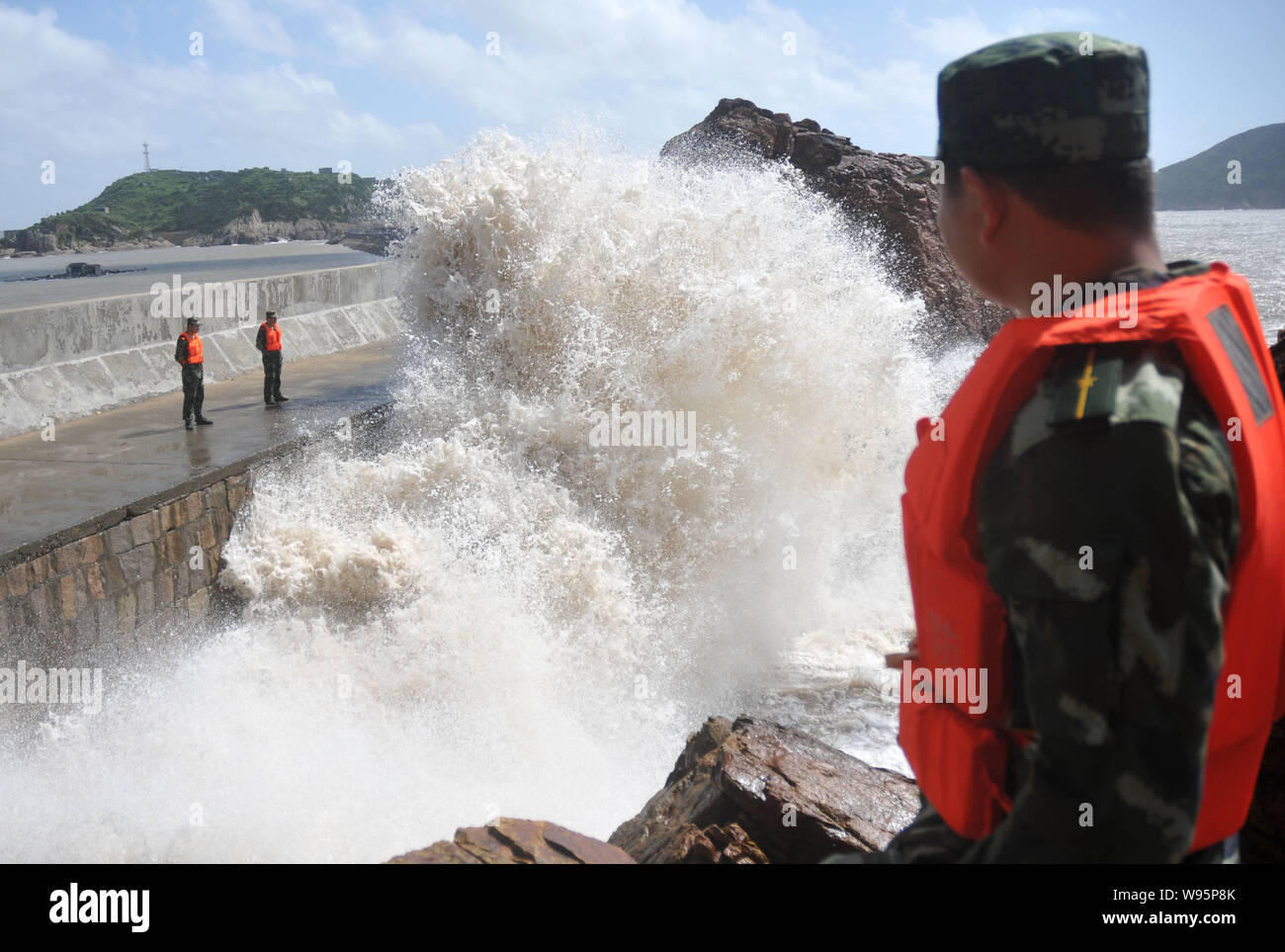Soldats de l'APL chinoise sont en service à la zone dangereuse dans la ville de Taizhou, dans la province du Zhejiang, Chine de l'est 1 août 2012. Comme le typhon Saola renforce un Banque D'Images