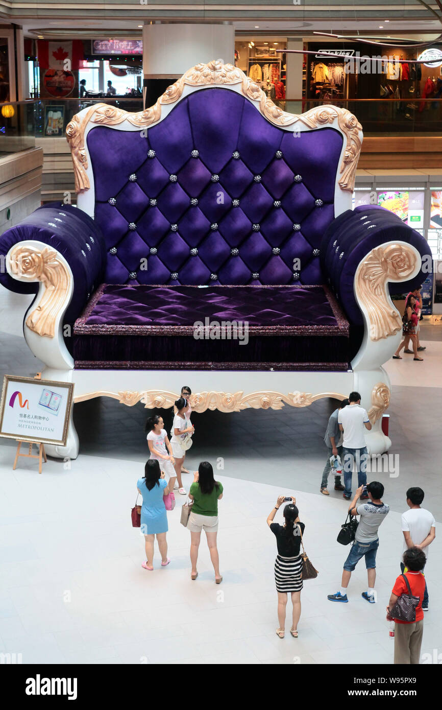 Shoppers prendre des photos des plus grands mondes canapé à un centre  commercial à Shanghai, Chine, 24 août 2012. Un canapé géant est devenu un  point d'attraction et en faire Photo Stock -