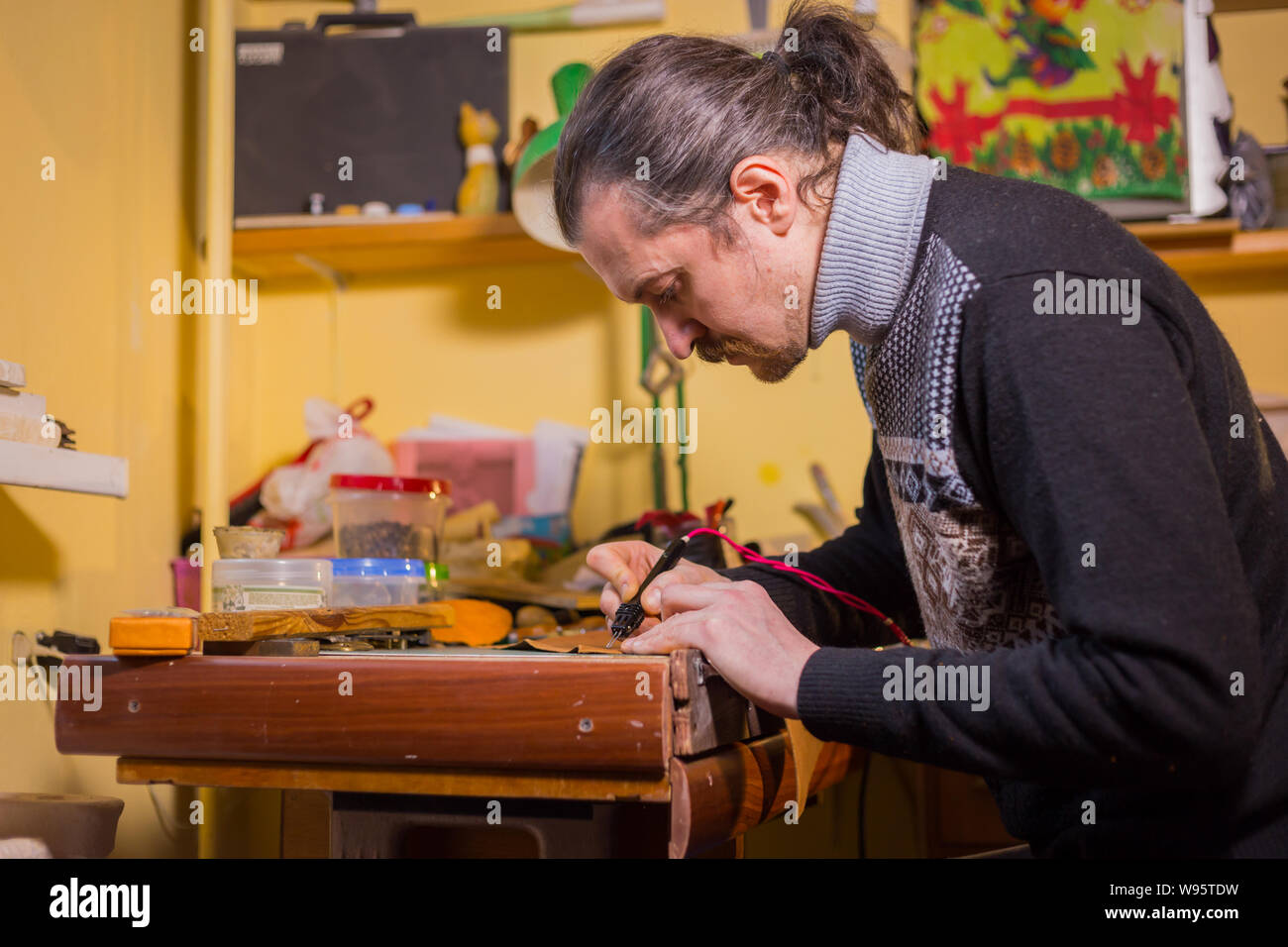 Skinner faire détails décoratifs sur terrain de jeu en cuir Banque D'Images
