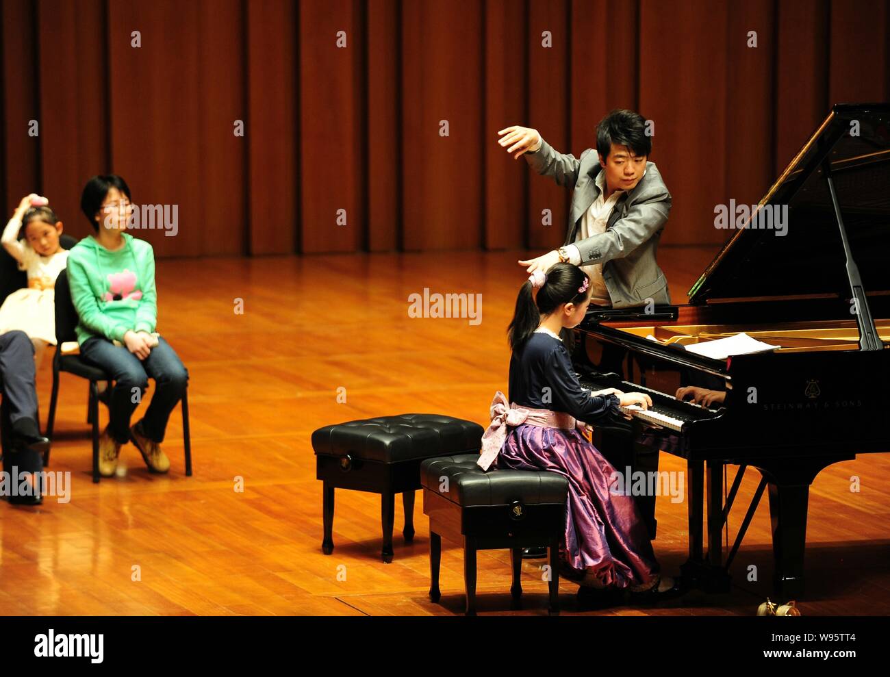 Chinese pianist performing Banque de photographies et d'images à haute  résolution - Alamy
