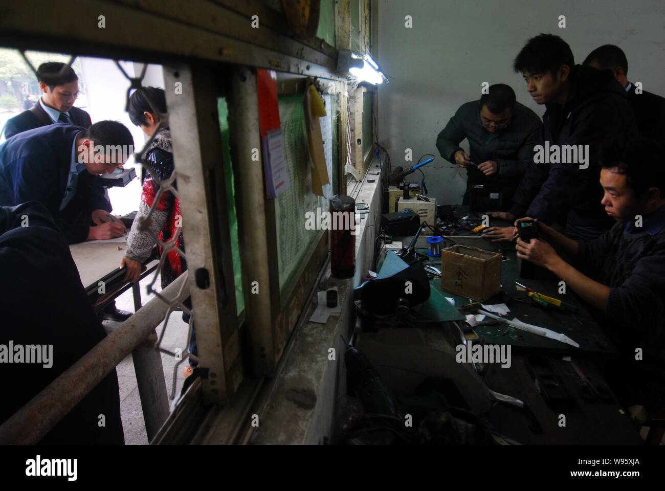 Réparation des travailleurs à un département maintenance taximètres à Guangzhou, province de Guangdong, Chine du Sud, 29 février 2012. Guangzhous les usines sont famo Banque D'Images