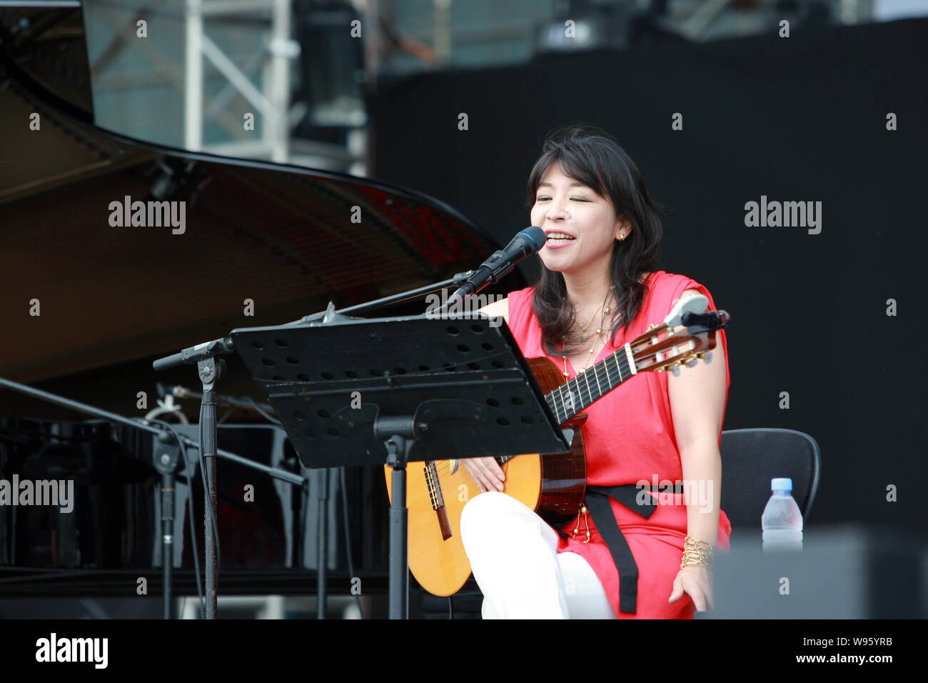 Bossa Nova reine ONO Lisa effectue lors de la cérémonie d'ouverture de l'année 2012 Big Love Cheng Du Festival de Musique de la ville de Chengdu, dans le sud-ouest de la province du Sichuan, Chine Banque D'Images