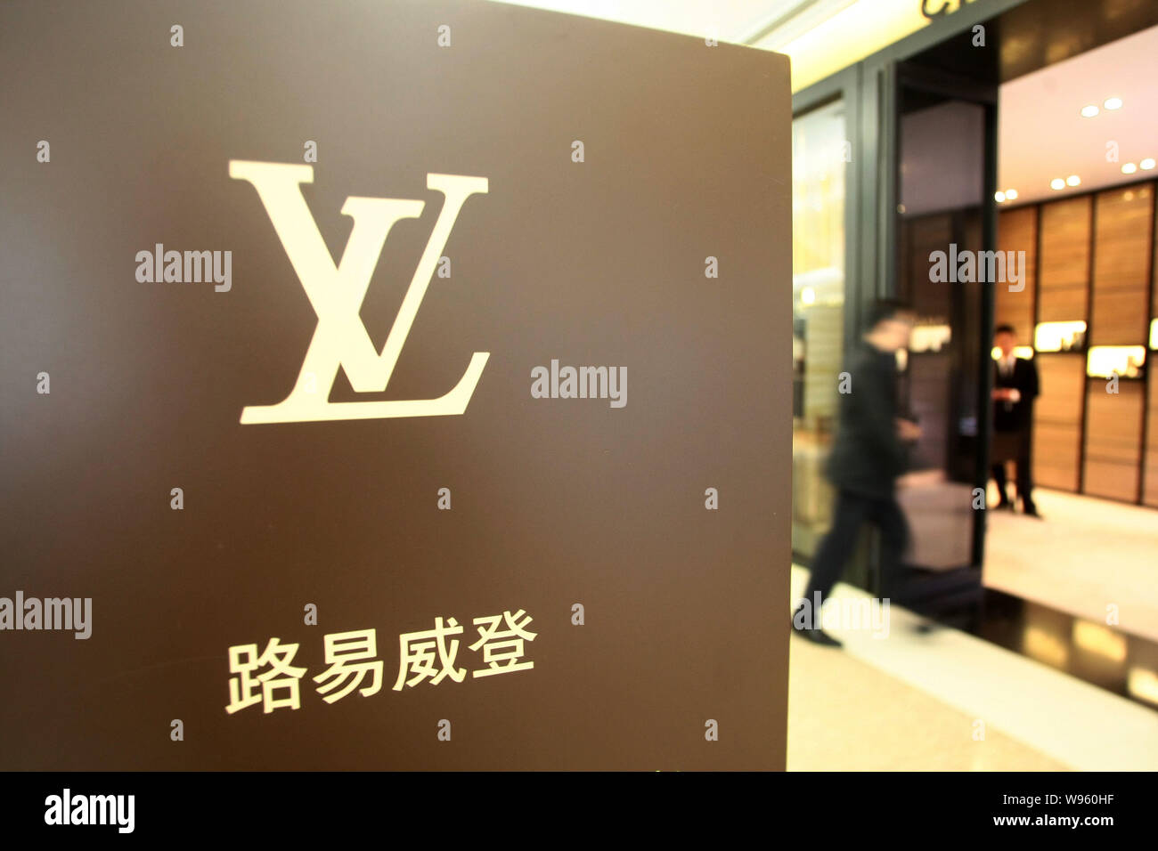 Vue d'un magasin Louis Vuitton à Shanghai, Chine, le 20 avril 2012. Avec des ventes estimées à plus de 6 milliards d'euros (7,88 milliards de dollars), Louis Vuitton est la Banque D'Images