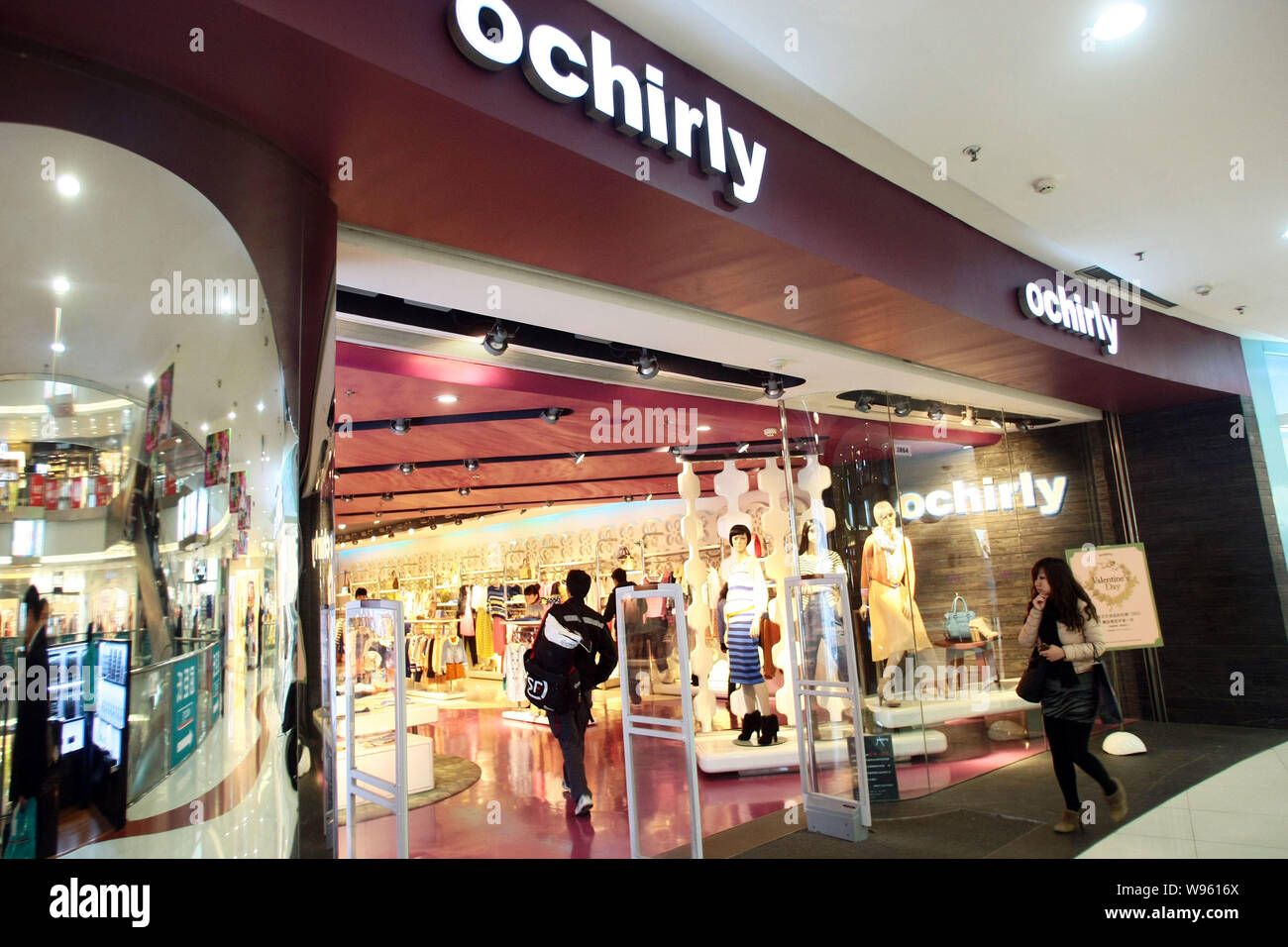 Un piéton passe devant un magasin Ochirly à Shanghai, Chine, le 13 février 2012. Un fonds d'actions privé soutenu par le géant du luxe français LVMH Moet Henness Banque D'Images