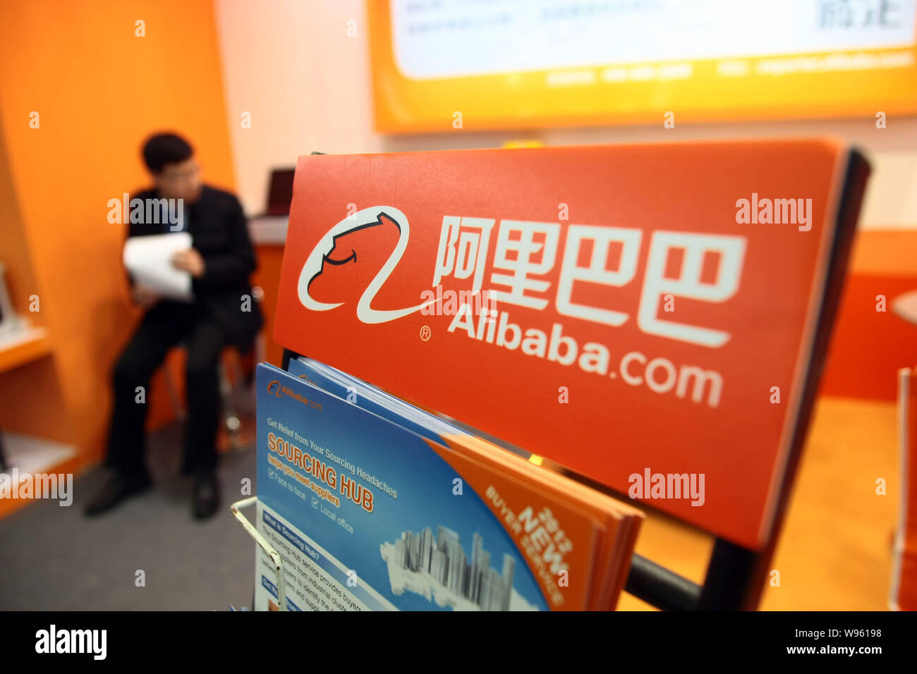 --File--un visiteur se trouve sur le stand d'Alibaba pendant un procès équitable à Shanghai, Chine, le 1 mars 2012. C'est un mariage dans le ciel pour le shopping addicts. Banque D'Images