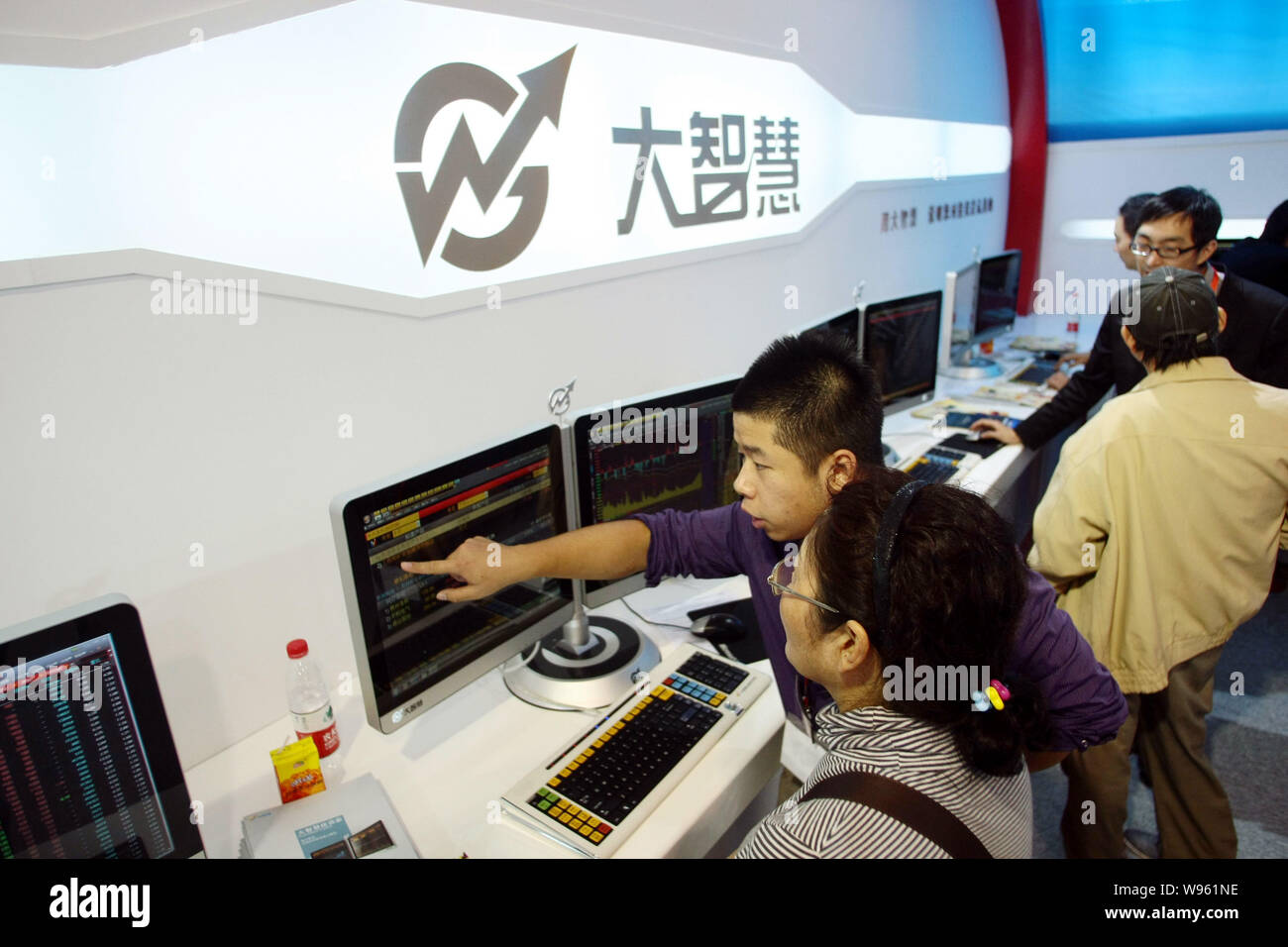--FILE--employés chinois de Shanghai une grande sagesse Co., Ltd. introduire leur système d'analyse de stock aux visiteurs lors d'une exposition universelle à Shanghai, Chine, 18 N Banque D'Images