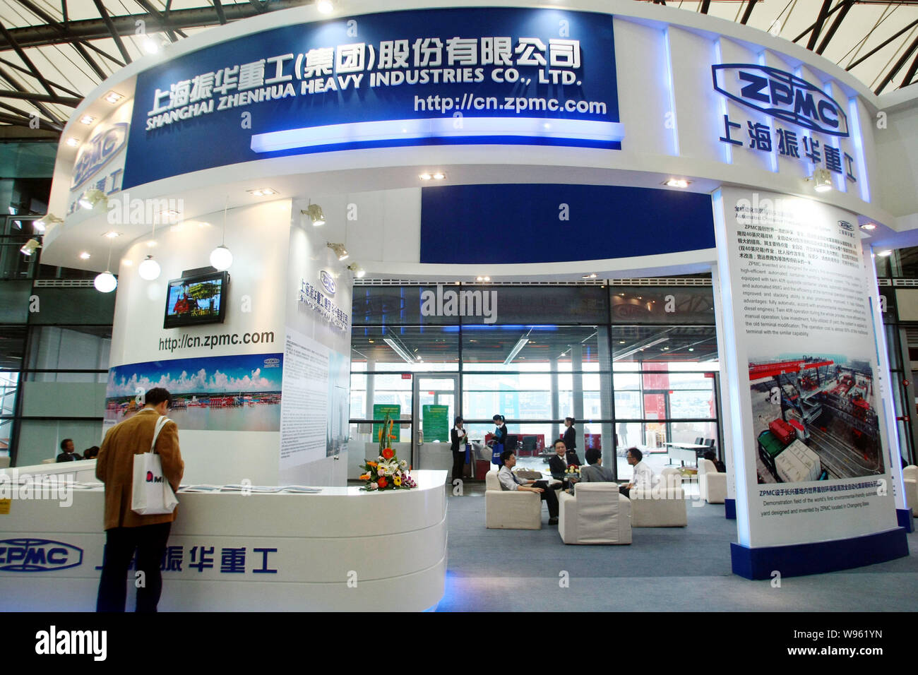 --FILE--personnes visitent le stand de ZPMC (Zhenhua Port Machinery Co.,Ltd) et Shanghai Zhenhua Heavy Industry Co., Ltd. au cours des 2011 Chine Internati Banque D'Images