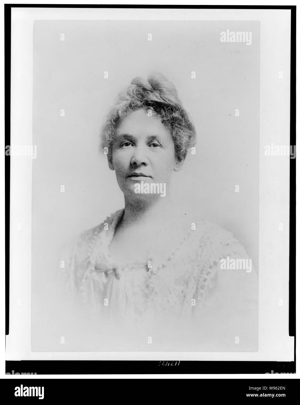 Alice Brun, tête-et-épaules de face, portrait Banque D'Images