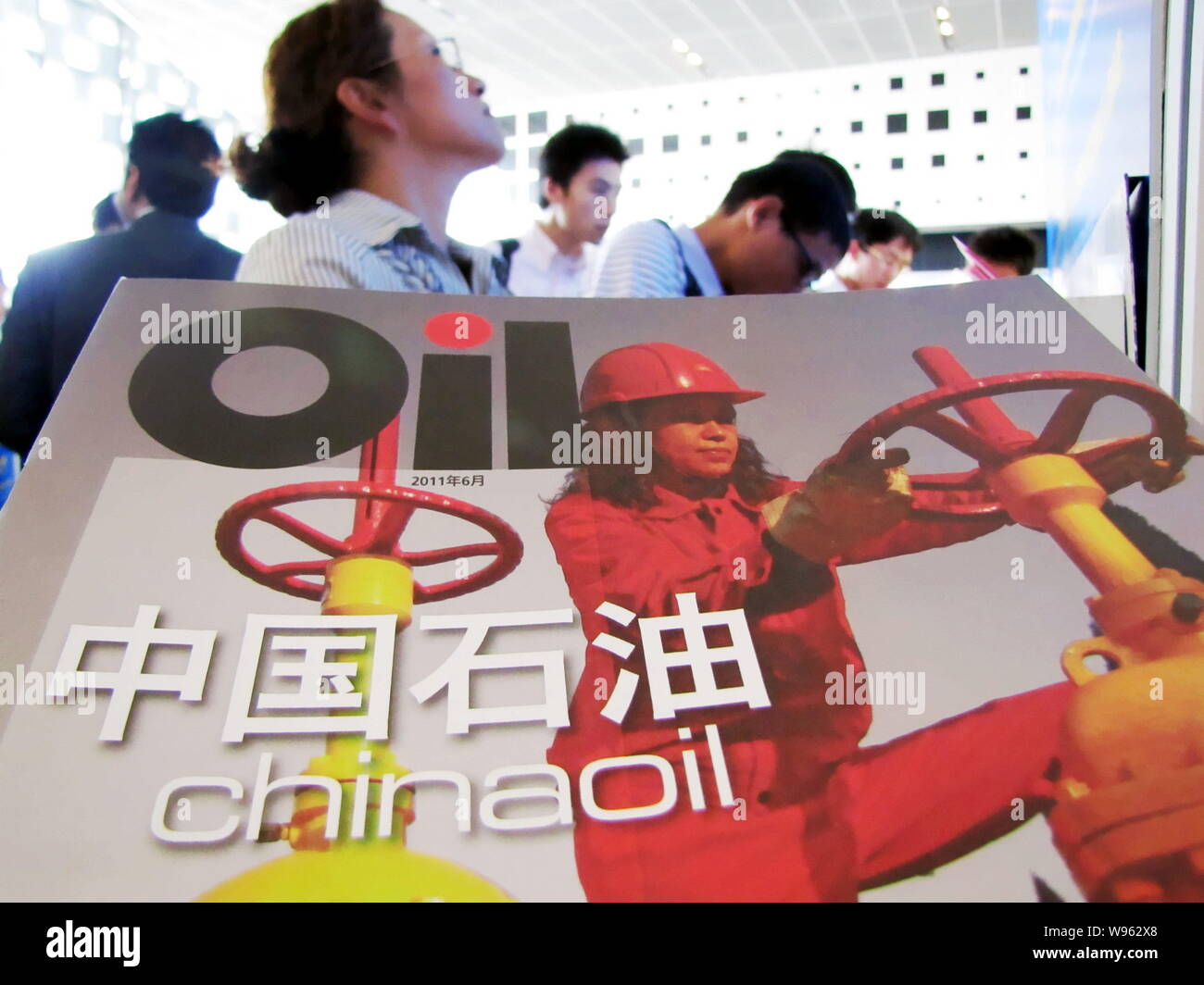 --File--un visiteur lit une brochure de Chinaoil lors d'une exposition à Shanghai, Chine, 21 septembre 2011. Morgan Stanley est une sortie de commercialisation du pétrole Banque D'Images