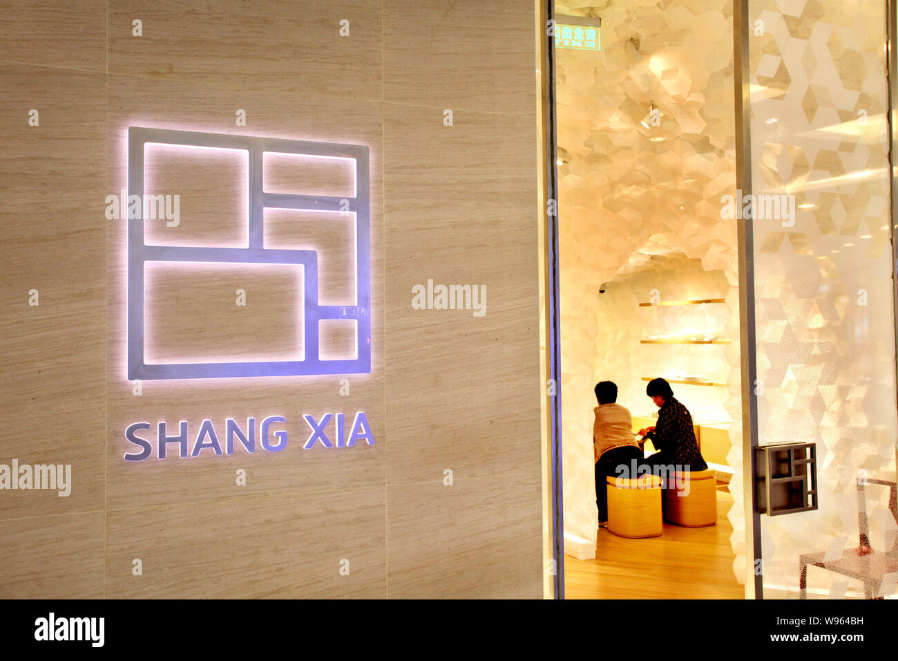 --File--Vue d'un magasin Shang Xia à Shanghai, Chine, 20 octobre 2010. Shang Xia, la marque chinoise créé par le groupe de luxe français Hermès, des plans pour Banque D'Images