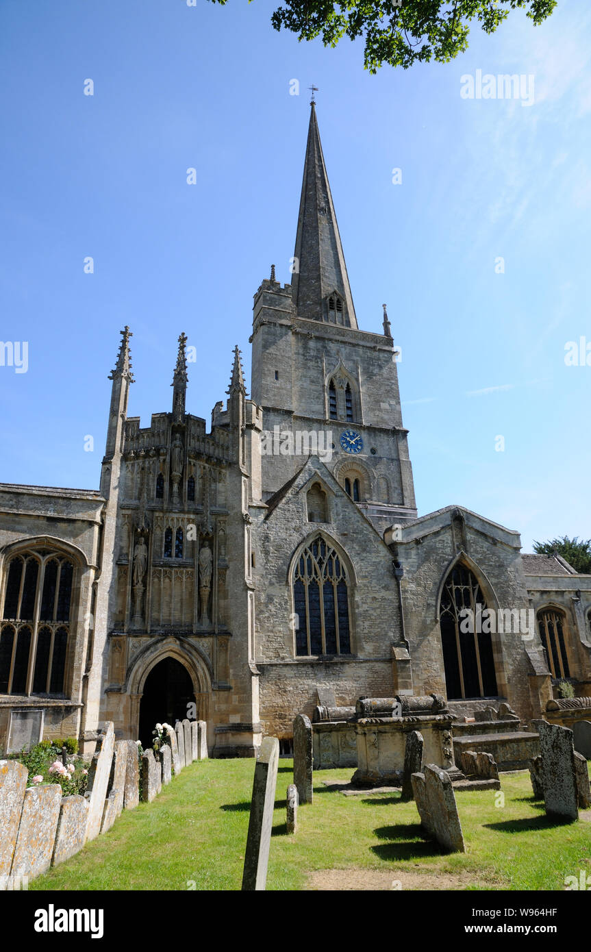 St Jean le Baptiste, Burford, Oxfordshire. La porte ouest et partie inférieure de la tour sont Norman. La spire, clocher et porche sud ont été ajoutés Banque D'Images