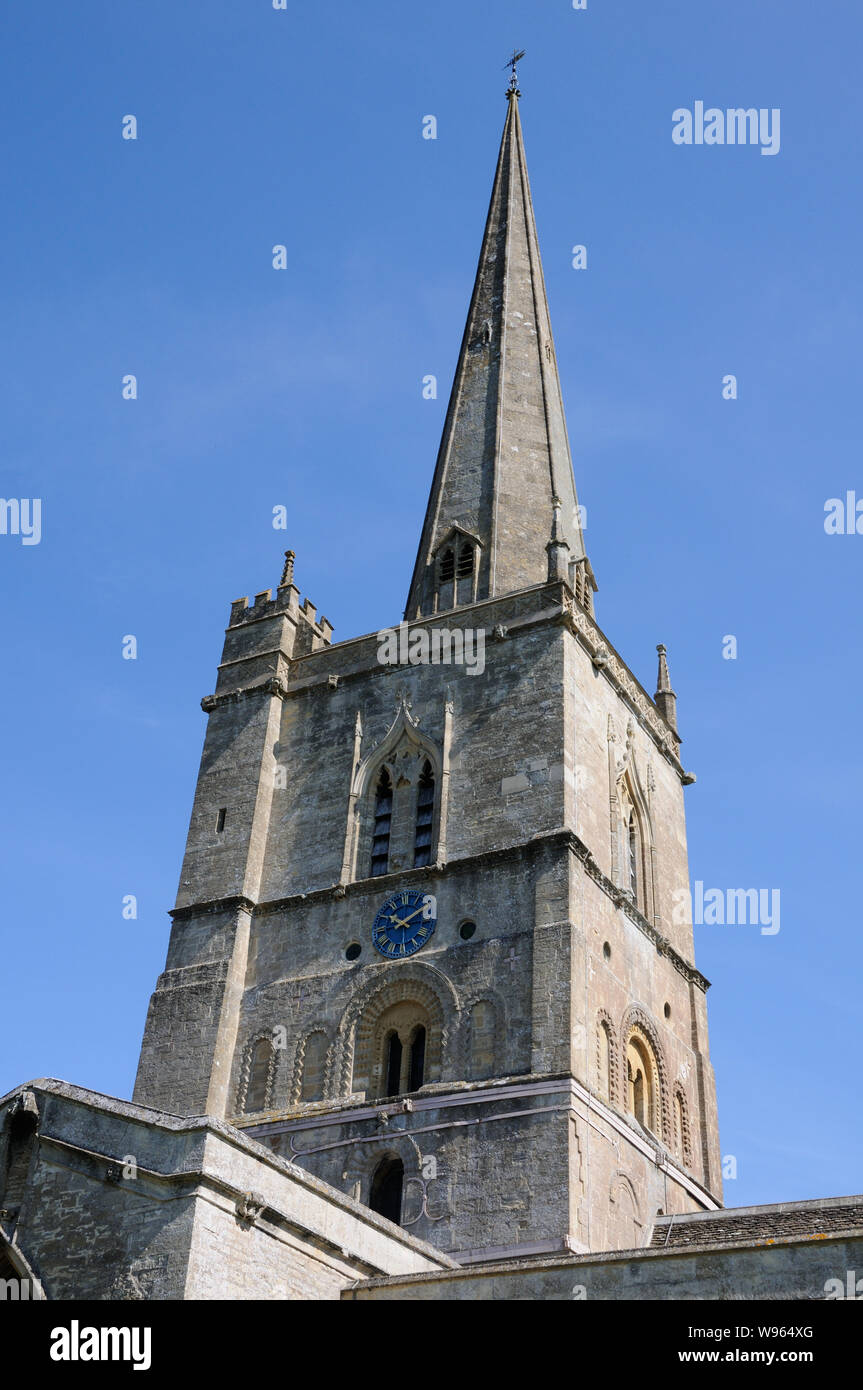 St Jean le Baptiste, Burford, Oxfordshire. La porte ouest et partie inférieure de la tour sont Norman. La spire, clocher et porche sud ont été ajoutés Banque D'Images