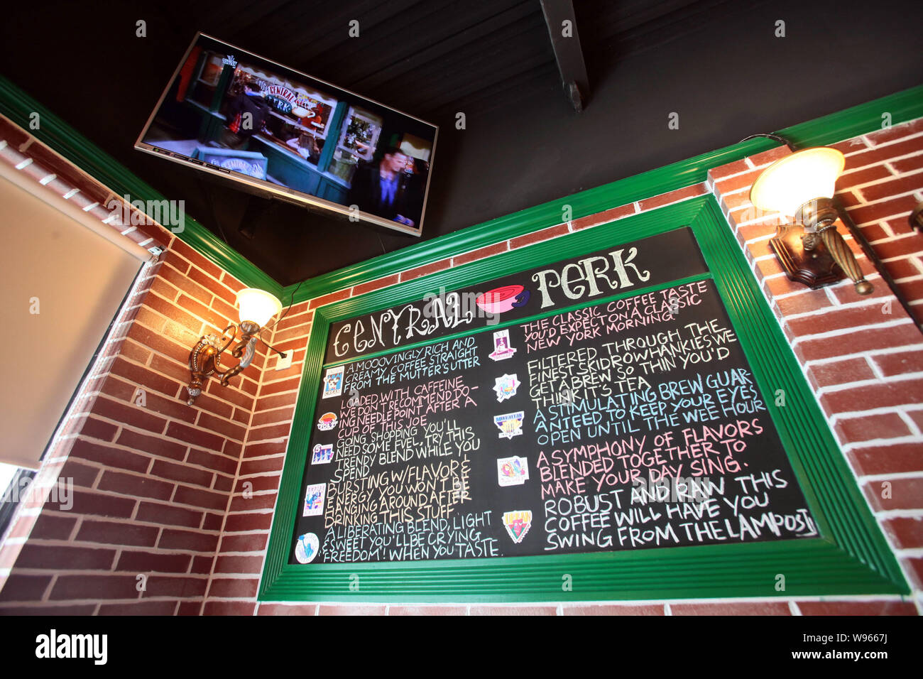 Un menu écrit est affiché sur le mur dans le cadre d'un dépistage de la télévision des DVD de la série TV Friends dans un central Perk cafe à Shanghai, Chine, 3 Se Banque D'Images