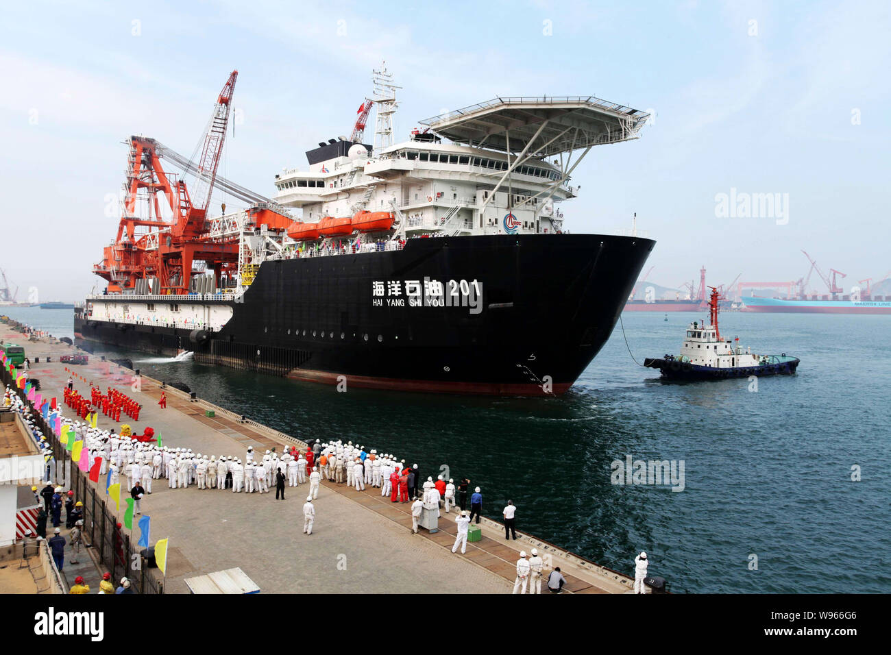 La nouvelle canalisation d'eau profonde navire crane Hai Yang Shi vous 201 est vu quitter le port de Qingdao pour la mer de Chine du Sud, dans la ville de Qingdao, e Banque D'Images