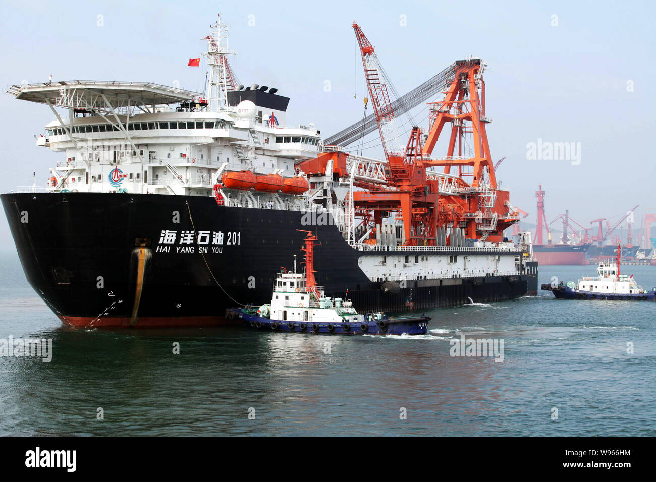 La nouvelle canalisation d'eau profonde navire crane Hai Yang Shi vous 201 est vu quitter le port de Qingdao pour la mer de Chine du Sud, dans la ville de Qingdao, e Banque D'Images