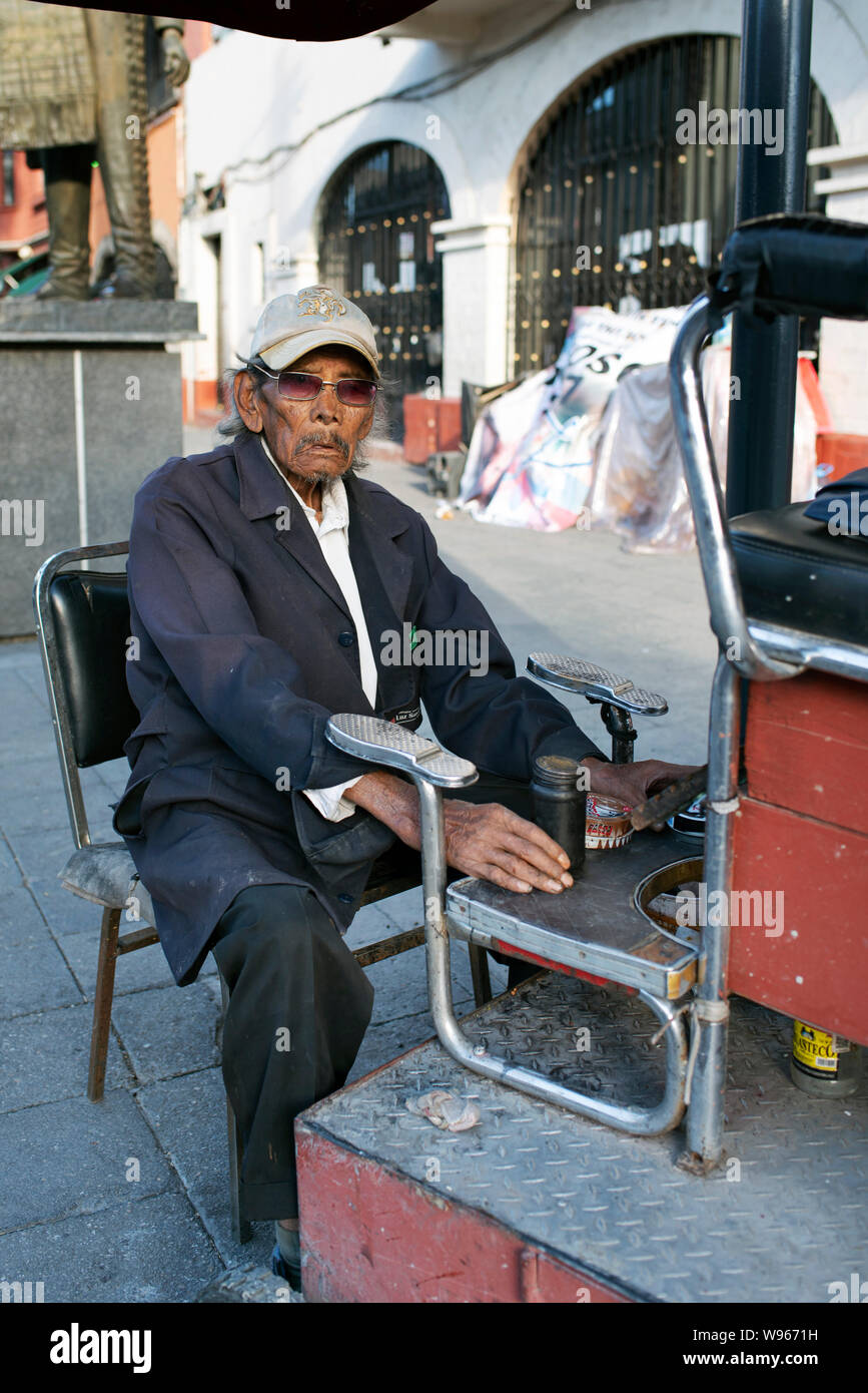 Portrait de l'homme du Mexique personnes âgées en attente de clients à son service de cireur / blocage de cirage. Place Garibaldi, Mexico, Mexique, CDMX. Jun 2019 Banque D'Images