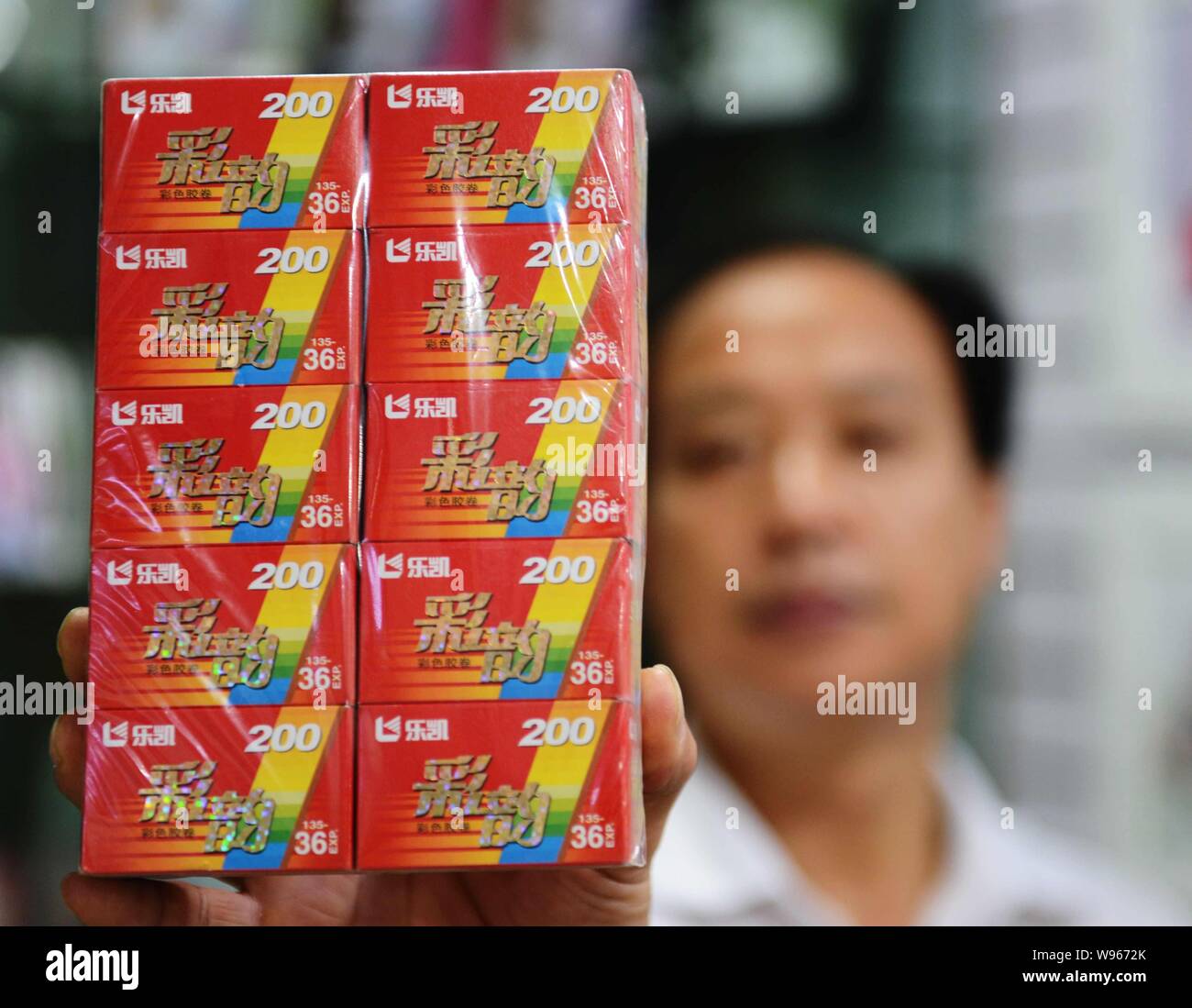 Un photographe montre des boîtes de film couleur, produit par Lucky Film dans la ville de Hangzhou, province de Zhejiang, Chine de l'est 5 septembre 2012. Chine Chance Banque D'Images