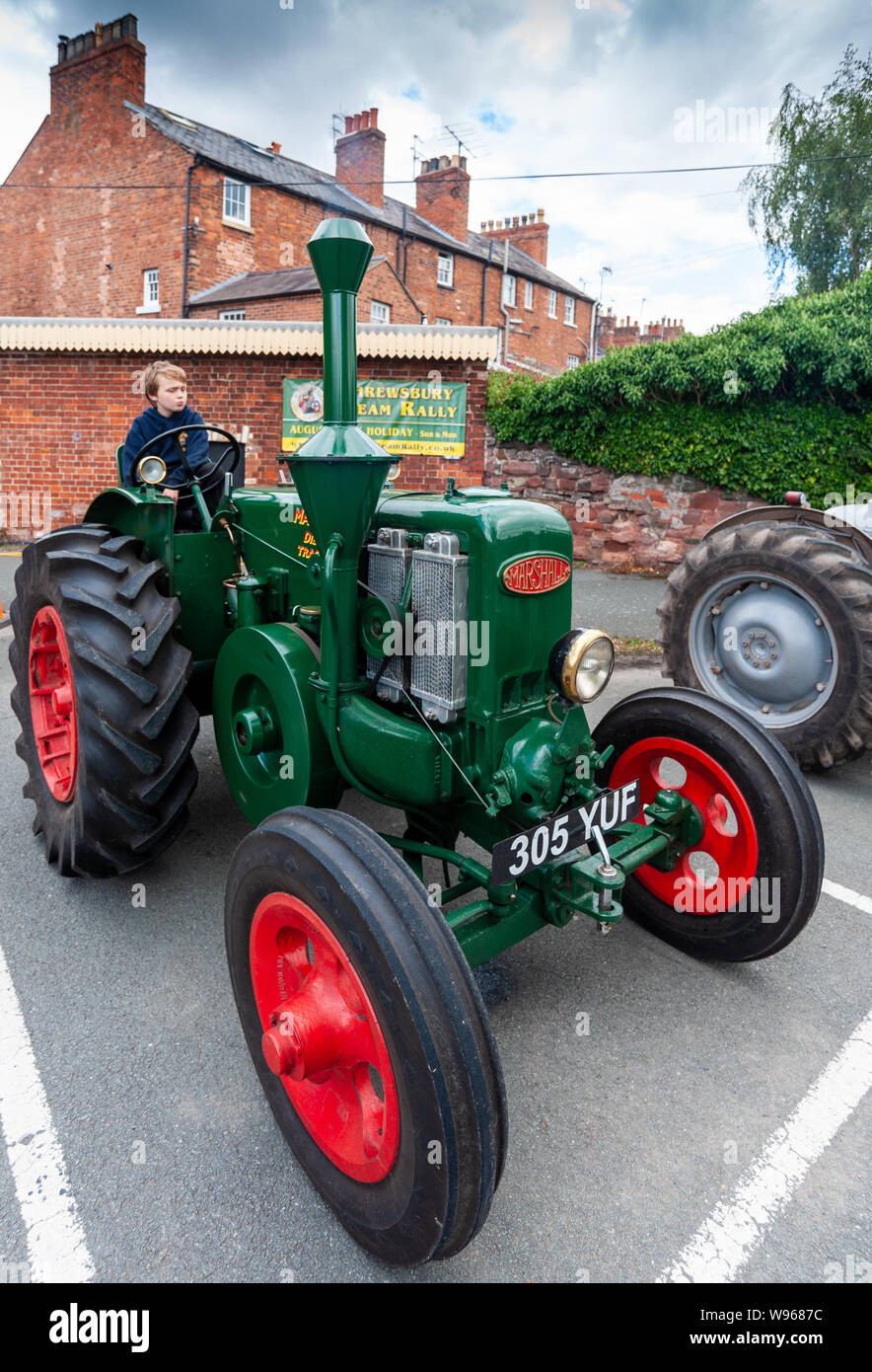 Les véhicules historiques afficher près de l'abbaye de Shrewsbury, Angleterre Tracteur diesel Marshall Banque D'Images