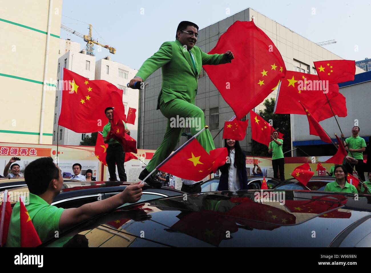 Le milliardaire philanthrope chinois Chen Guangbiao, haut, Président de Jiangsu Road Ressources Recyclage Co., Ltd., promenades sur le haut de Geely Emgrand c Banque D'Images