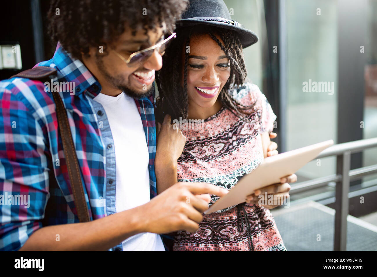 Couple à l'aide d'une tablette numérique ensemble et souriant. Banque D'Images