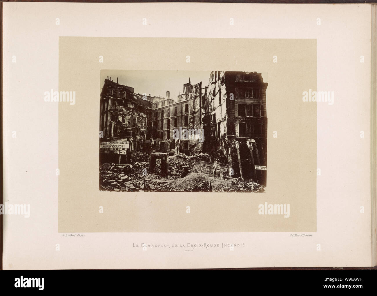 L'illustration montre carrefour Rue à Paris après avoir été détruit par un incendie durant le siège de Paris dans la guerre franco-prussienne. Banque D'Images