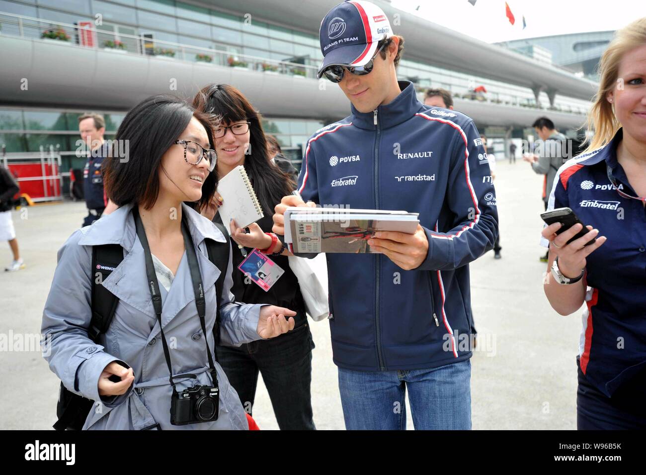 Pilote de F1 brésilien Bruno Senna de l'équipe Williams-Renault panneaux pour les fans lors d'une conférence de presse à Shanghai, Chine, le 12 avril 2012. Les avanc Banque D'Images